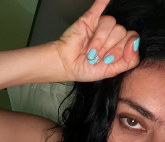 Le unghie teal sono il colore cool dell’estate 2026, parola di Charli XCX