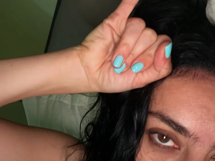 le unghie teal sono il colore cool dell8217estate 2026 parola di charli xcx da Metropolitanmagazine.it le unghie teal sono il colore cool dell8217estate 2026 parola di charli xcx