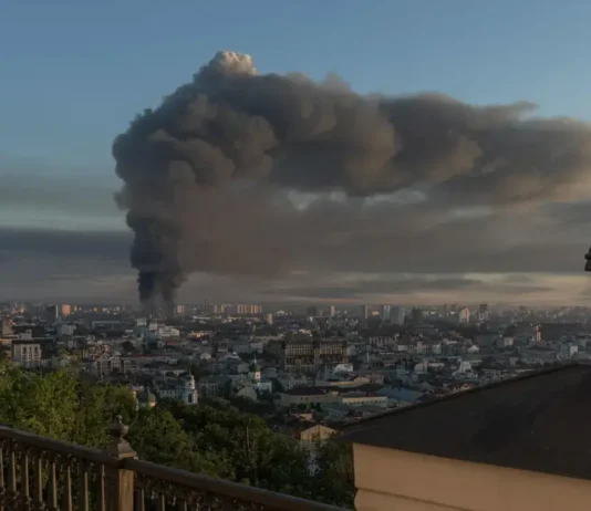 Almeno 27 persone sono morte nel massiccio attacco russo a Kiev